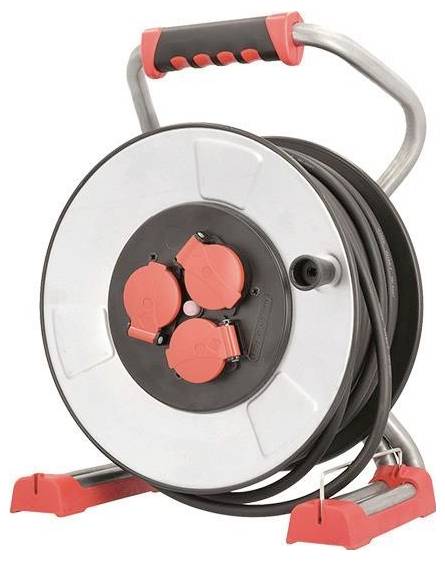 Eine Metallkabelrolle mit einem schwarzroten Griff hält mehrere Meter schwarzes Kabel und verfügt auf einer Seite über drei rote Steckdosen.