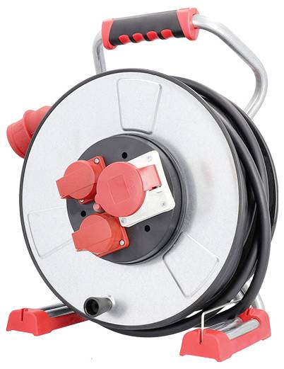 Eine Metallkabelrolle mit schwarzem Griff und roten Akzenten; die Ausstattung umfasst mehrere rote Steckdosen und einen Wickelmechanismus zur Kabelführung.