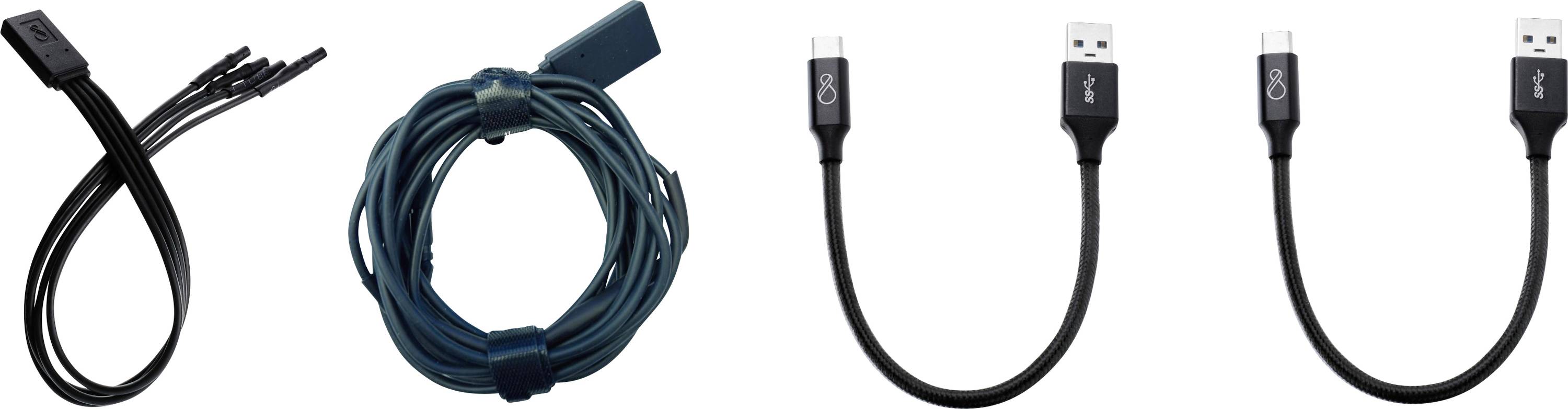 Ein schwarzes Multi-Stecker-Kabel, ein aufgerolltes blaues Kabel und zwei kurze schwarze USB-Kabel sind gegen einen weißen Hintergrund aufgereiht.