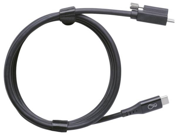 Ein aufgewickeltes schwarzes USB-C-Kabel mit Metallsteckern und einem Firmenlogo an einem Ende, gesichert mit einem Klettverschluss-Band, auf weißem Hintergrund gezeigt.