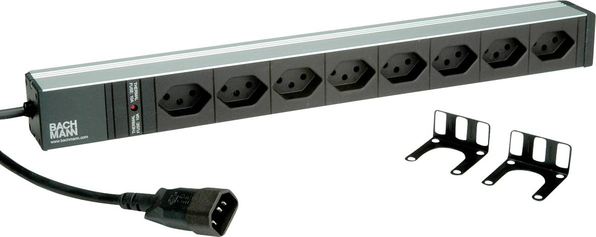 Steckdosenleiste mit acht abgewinkelten Steckdosen und einem Stecker, begleitet von zwei Befestigungsklammern, entwickelt für effizientes Kabelmanagement.