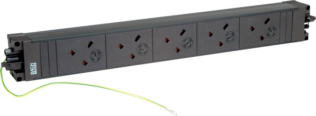 Eine fünf-fach-Steckdosenleiste in Schwarz mit gelbgrünem Schutzleiter, verwendet für elektrische Verbindungen.