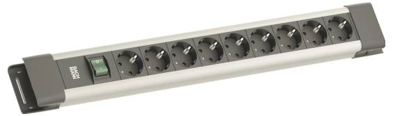 Ein zehn-teiliger Steckdosenleisten mit Stromschalter, geeignet für europäische Stecker, montiert auf einer Metallstange zur organisierten Kabelführung.
