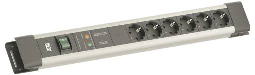 Ein kleiner, weißer Reinigungsroboter sitzt auf einem Holzboden in einem leeren, sonnendurchfluteten Zimmer mit großen Fenstern und bereitet sich zum Reinigen vor.