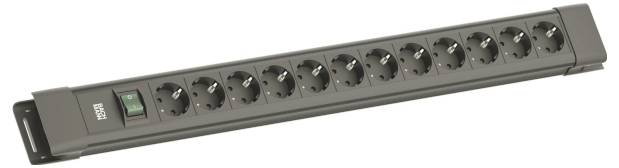 Eine Person wählt einen Bohrer aus einer organisierten Box aus, wobei verschiedene Bohrer sichtbar sind, während sie einen kabellosen Elektroschrauber auf einer Holzoberfläche hält.