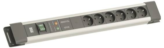 Eine Mehrfach-Steckdosenleiste mit sechs Steckdosen, einem Hauptschalter und Kontrollleuchten, die zum Anschluss mehrerer elektrischer Geräte verwendet wird.