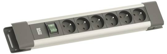 Eine Steckerleiste mit sechs Steckdosen und einem grünen Ein-/Ausschalter in der Mitte der Steckdosen, entwickelt zum Organisieren mehrerer elektrischer Stecker.