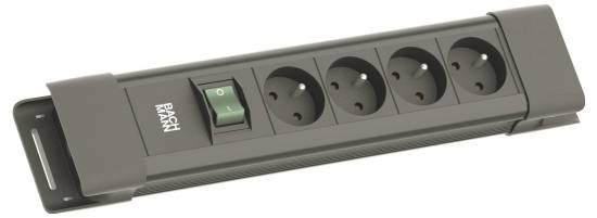 Eine schwarze Steckerleiste mit vier europäischen Steckdosen und einem grünen Ein-/Ausschalter, Marke 'BLACK RANCH'.