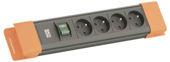 Ein vierfach-Steckerleiste mit schwarzem Gehäuse und orangefarbenen Enden, mit einem grünen Schalter mit der Bezeichnung „BACHMANN