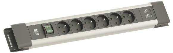 Eine Steckdosenleiste mit sechs Steckdosen, Schalter und zwei USB-Anschlüssen, entwickelt für europäische Stecker, Schrägansicht mit Sicht auf Steckdosen und Bedienelemente.