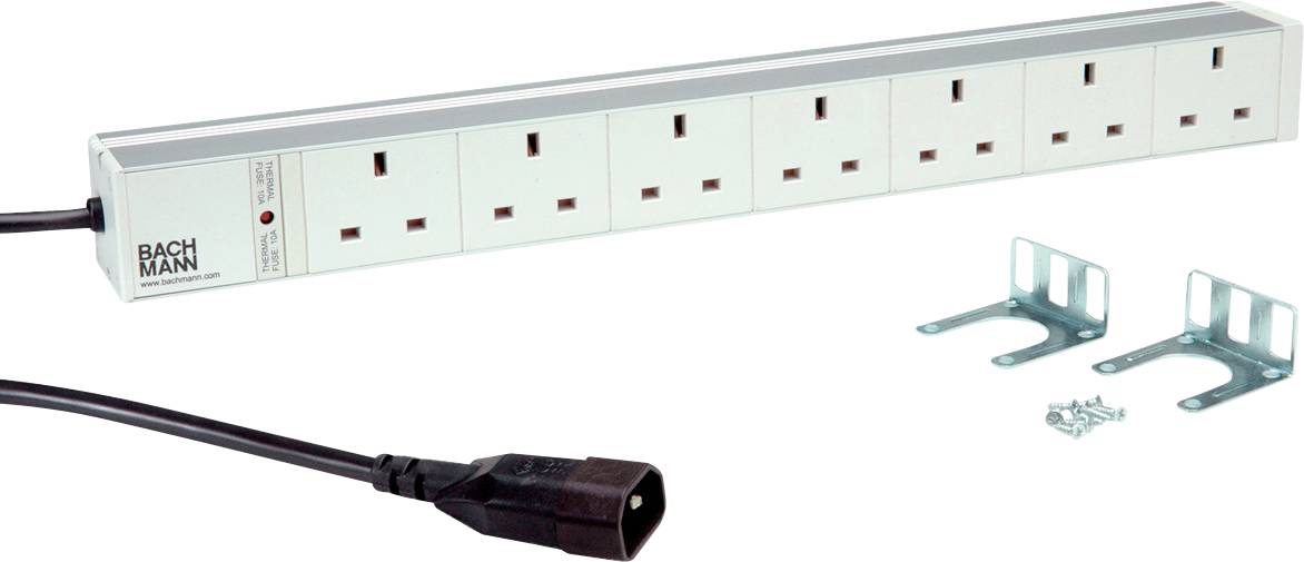 Ein silberfarbener Achtfach-Steckdosenleiste mit schwarzem Stromstecker, daneben zwei Metallmontageklammern und Schrauben.