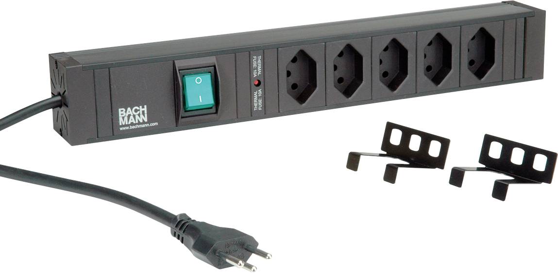 Eine schwarze Steckdosenleiste mit fünf Steckdosen, einem Ein-/Ausschalter und einem Stecker; enthält zwei Befestigungsklammen.