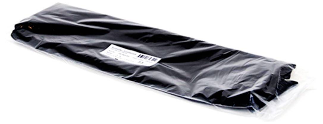 Ein Holzfräser präzise formt die Kante eines Holzbretts und konzentriert sich auf die detaillierte Fräsaktion in einer Holzbearbeitungswerkstatt.