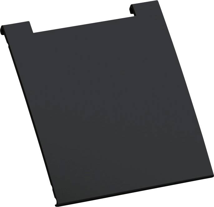 Eine schwarze, rechteckige Abdeckplatte mit zwei gekerbten Ecken, aus einem Winkel betrachtet, auf einfachem weißem Hintergrund.