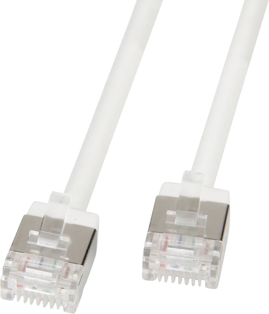 Zwei weiße Ethernet-Kabel mit transparenten Steckern liegen nebeneinander auf weißem Hintergrund.