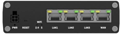 Ein weißer USB-Stecker-Buchsen-Adapter, der an einem Ende den USB-A-Stecker und am anderen Ende einen USB-Anschluss zeigt, freigestellt auf weißem Hintergrund.