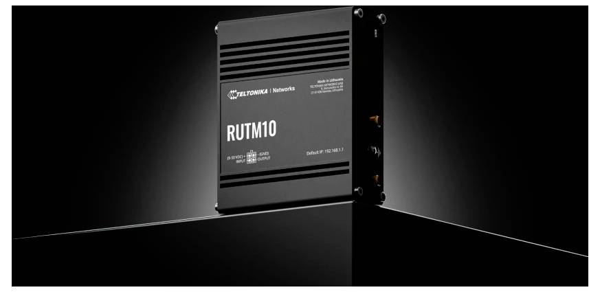 Ein schwarzer Netzwerk-Router mit vier Ethernet-Anschlüssen mit den Bezeichnungen WAN, LAN 1, LAN 2, LAN 3, positioniert auf einer glänzend schwarzen Oberfläche.