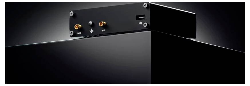 Ein weißes Computermodul mit goldenen Steckverbindern und kleinem Text mit Herstellungsspezifikationen.