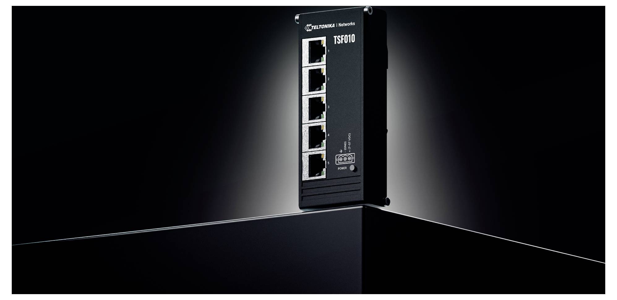 Ein Computerlüfter mit einem prominenten Pluszeichen auf der Vorderseite, schwarzen Blättern und einem kompakten Design vor einem neutralen Hintergrund.