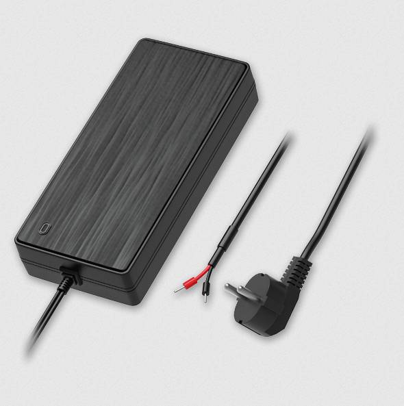 Schwarzer Stromadapter mit roten und schwarzen Kabeln und Stecker, entwickelt für AC-Eingang und DC-Ausgang, geeignet für verschiedene elektronische Geräte.