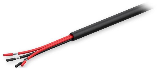 Ein schwarzes Kabel mit roten und schwarzen Drähten, die herausragen. Es scheint teilweise abgestreift zu sein und enthüllt mehrere isolierte Drähte.