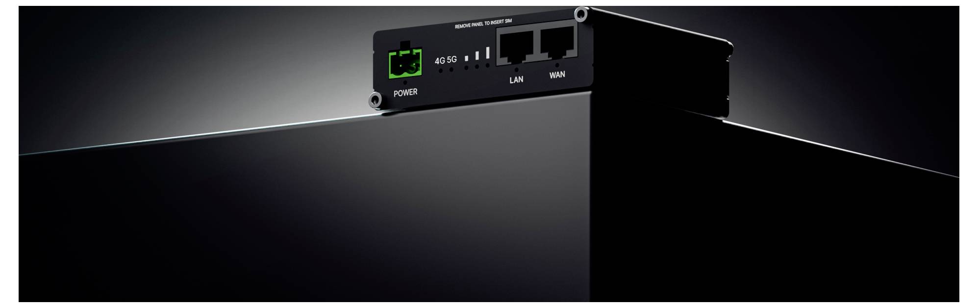 „Schwarzer Router mit LED-Anzeigen und Anschlüssen für Stromversorgung, LAN und WAN auf dunklem Hintergrund.