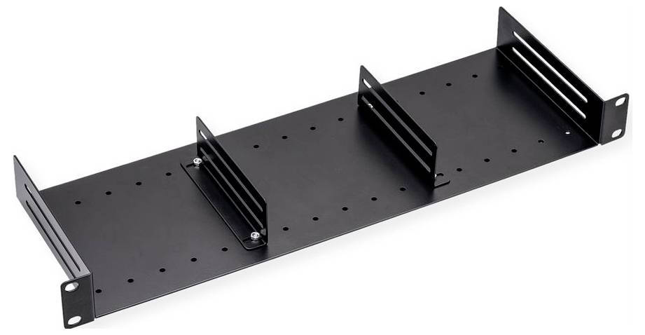Ein schwarzes Metallregalregal mit drei Trennern und vorgebohrten Löchern, wahrscheinlich zur Organisation von Netzwerkgeräten oder Geräten verwendet.
