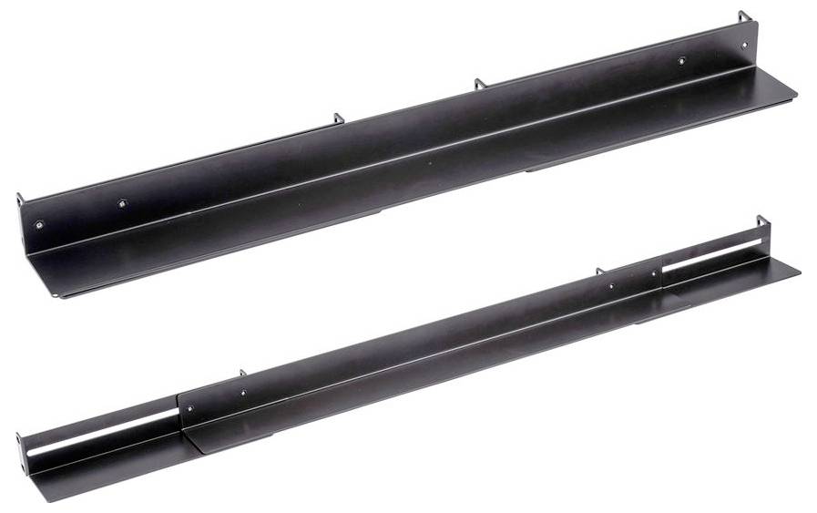 Eine runde, rote Schleifmittelscheibe mit mehreren Löchern, die in einem Muster angeordnet sind und für Elektroschlifer in der Holz- oder Metallbearbeitung verwendet wird.