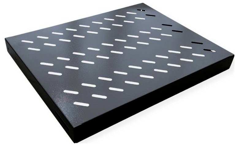 Ein schwarzes, rechteckiges Metall-Rackmontagestablett mit belüftetem Design mit horizontalen Schlitzen für verbesserte Luftzirkulation.