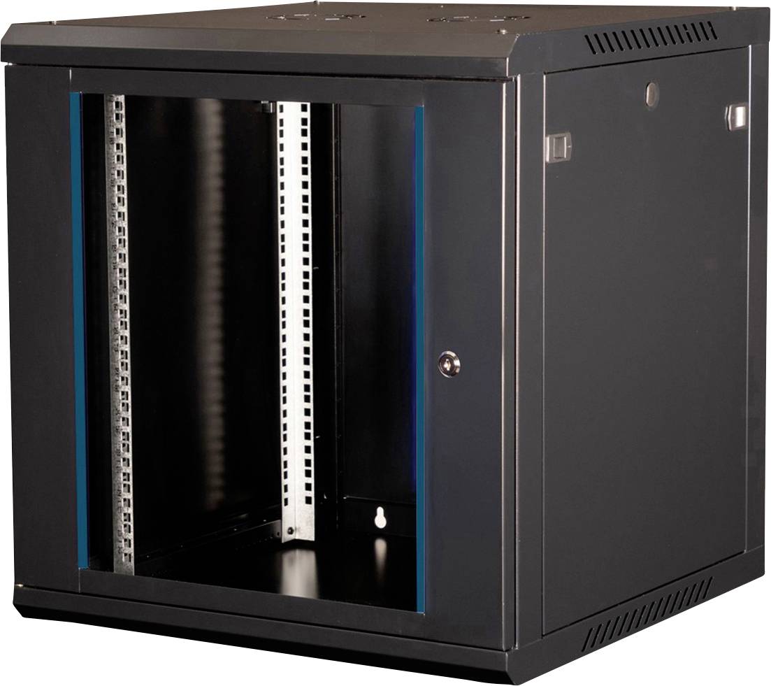 Ein schwarzes Metallserver-Rack-Gehäuse mit offener Fronttür, die leere Steckplätze für die Installation von Serverausrüstung zeigt.