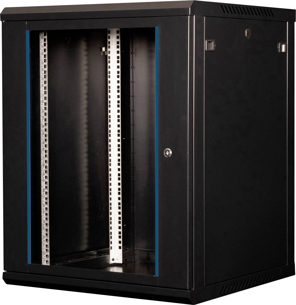Ein schwarzer Serverschrank mit offener Vordertür, sichtbaren Befestigungsschienen und Lüftungsschlitzen an den Seiten.