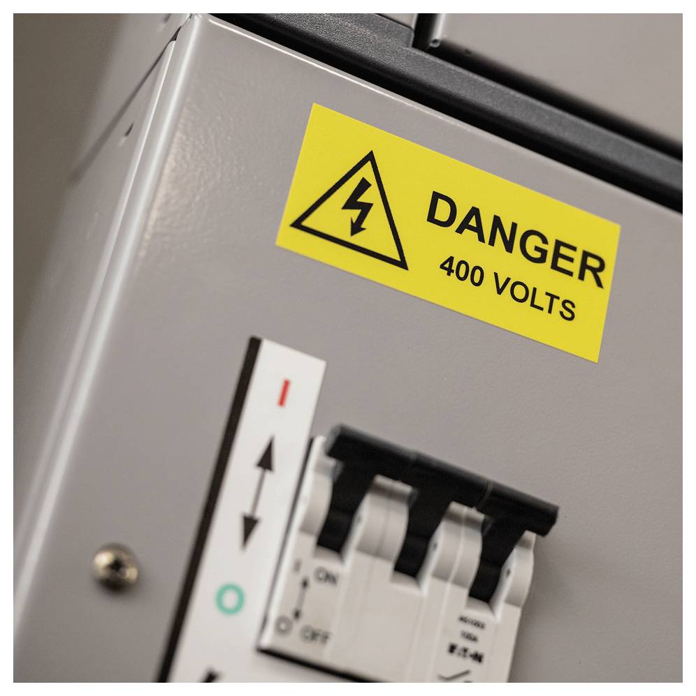 Elektroschalttafel mit gelber Warnplakette mit der Aufschrift „Gefahr 400 Volt