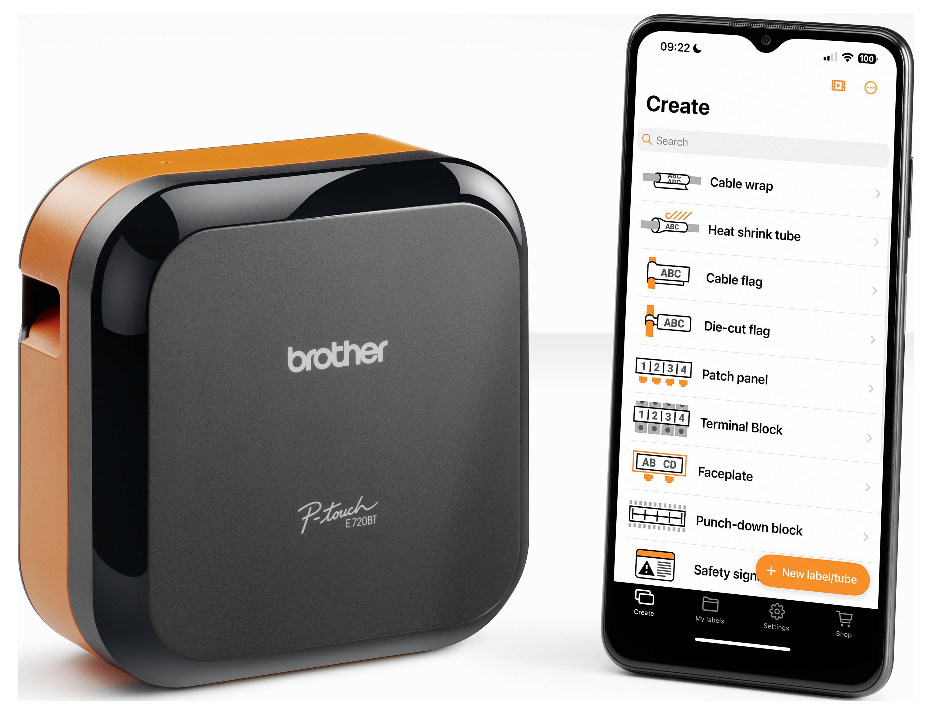 Ein Etikettendrucker neben einem Smartphone-Bildschirm, auf dem eine Etikettenerstellungs-App mit verschiedenen Optionen wie 