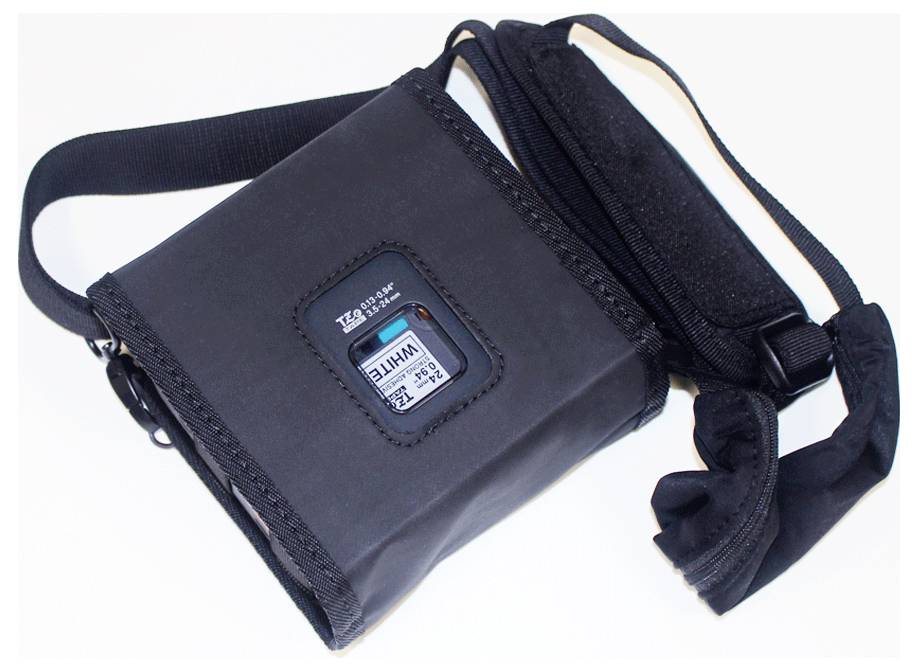 Ein schwarzes Schutzgehäuse mit einem Riemen, mit einem kleinen Fenster, das eine mit 