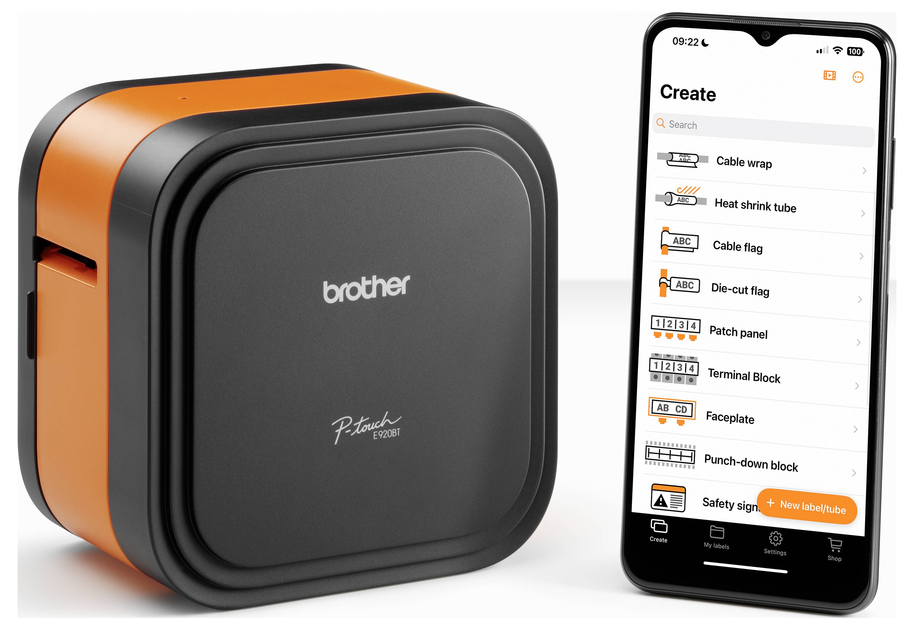 Ein Brother-Etikettendrucker neben einem Smartphone, das eine Etikett-Design-App mit Optionen für verschiedene Arten von Etiketten anzeigt.
