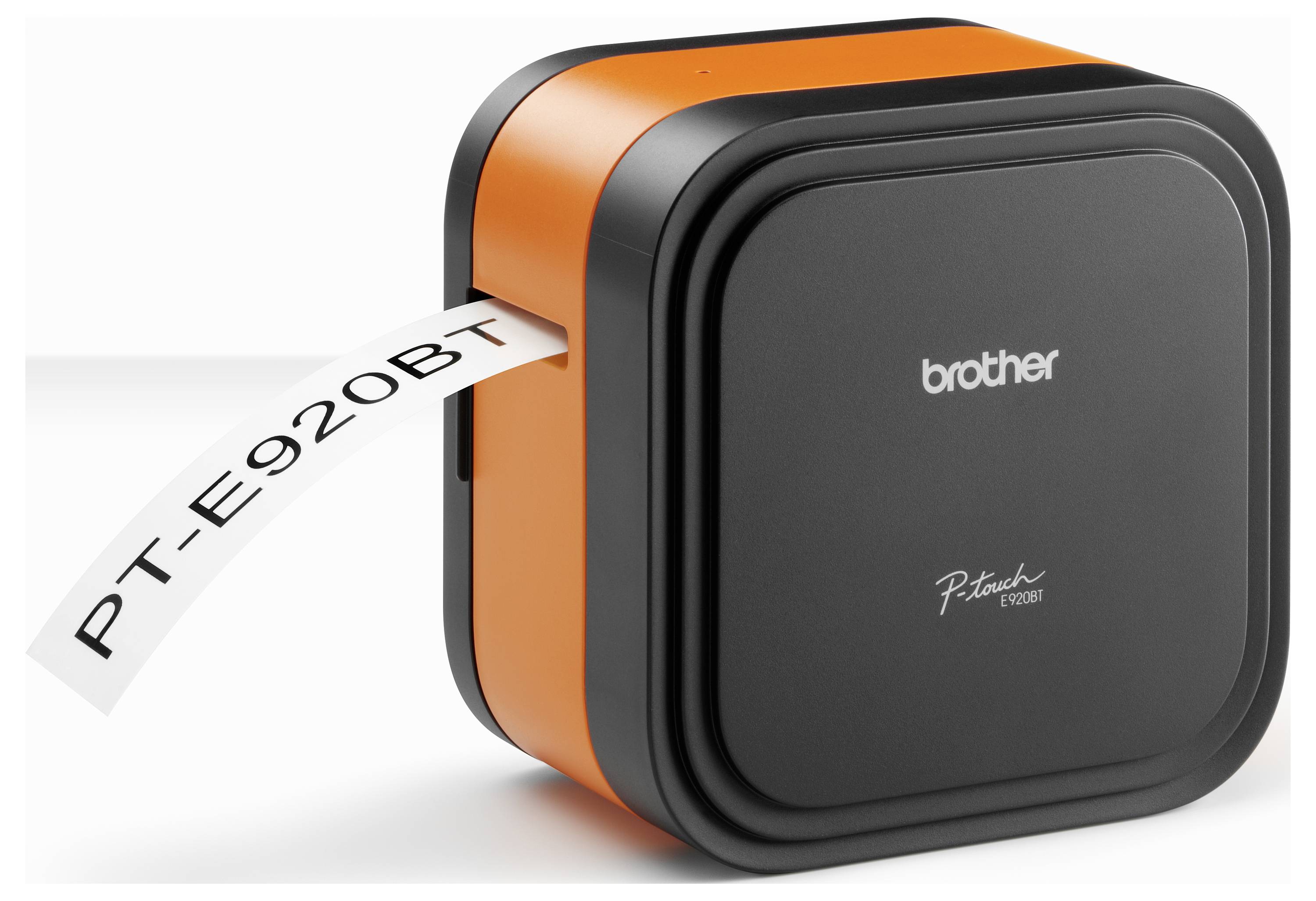 Ein kompakter Labeldrucken in Schwarz und Orange gibt ein Etikett mit der Aufschrift 