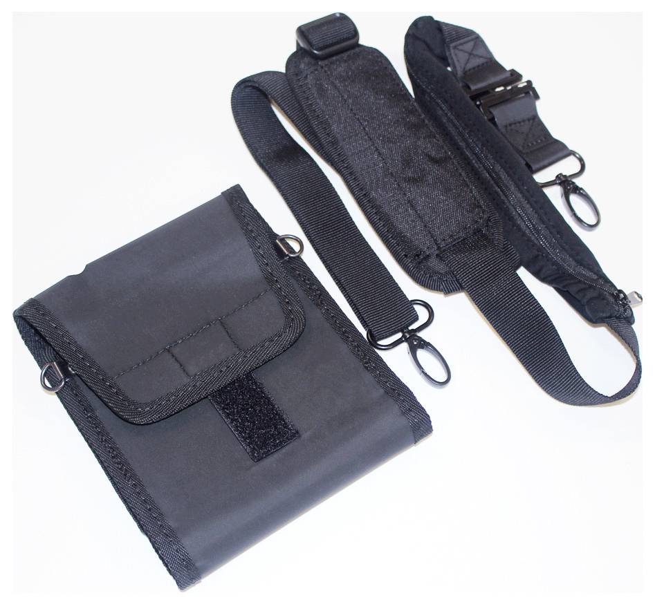 Eine schwarze taktische Tasche mit Klettverschlussklappe, abnehmbarem Schultergurt und modularen Befestigungen, entworfen zum Transportieren von kleinem Ausrüstungszubehör.