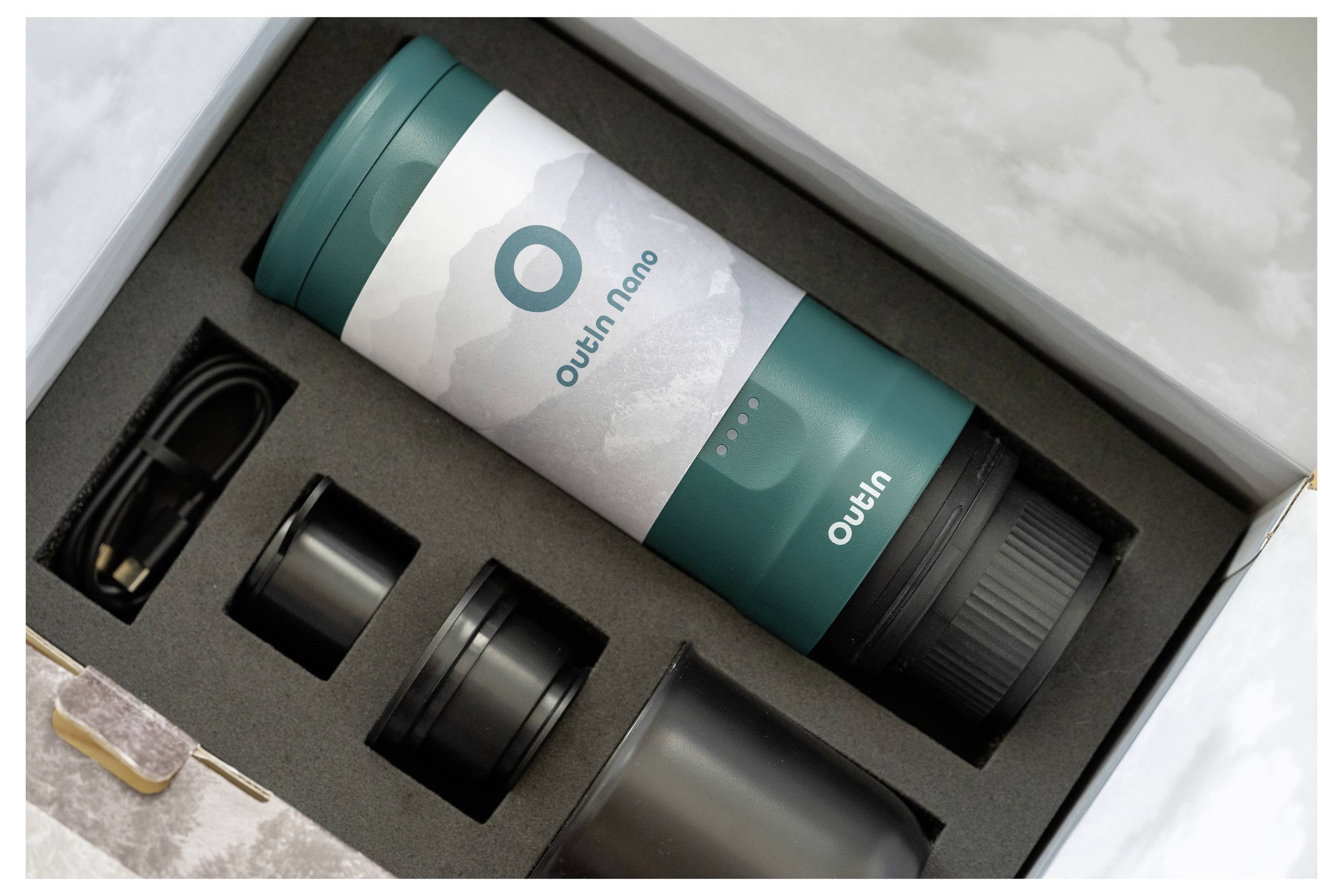 Eine tragbare Thermoskanne in Petrol und Weiß mit der Aufschrift 