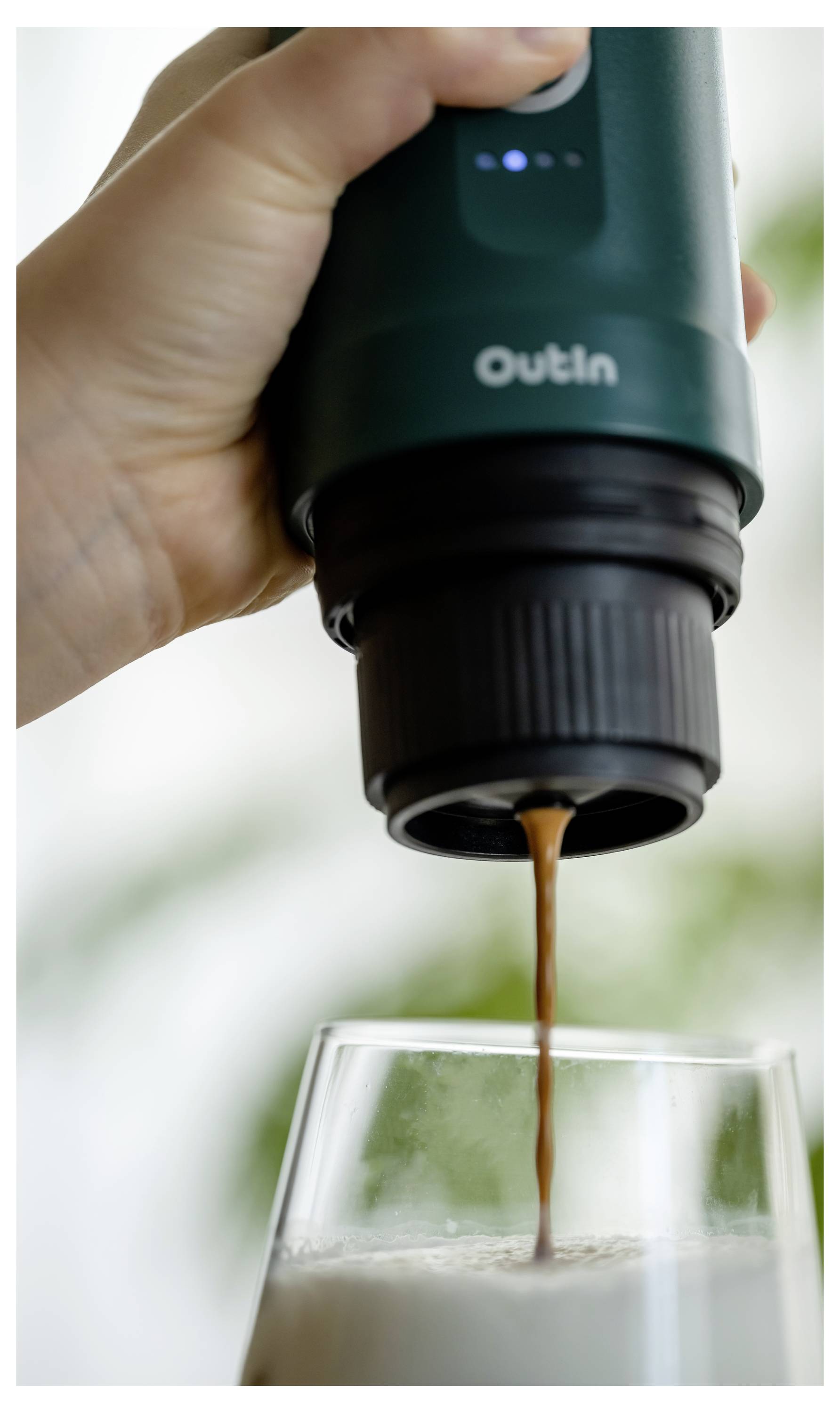 OutIn OTEM-01-Teal Espressomaschine Schwarz, Türkis für unterwegs / portable, mit Druckbrühsystem, mit Li-Ion Akku