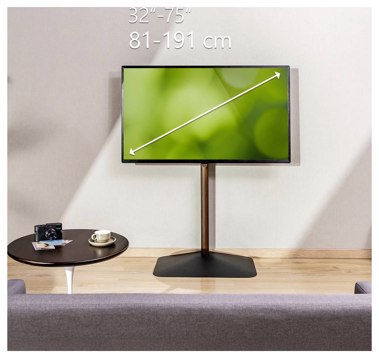 Ein Fernseher auf einem Ständer in einer Wohnzimmerumgebung montiert, mit Bildschirmgrößenspezifikationen „32