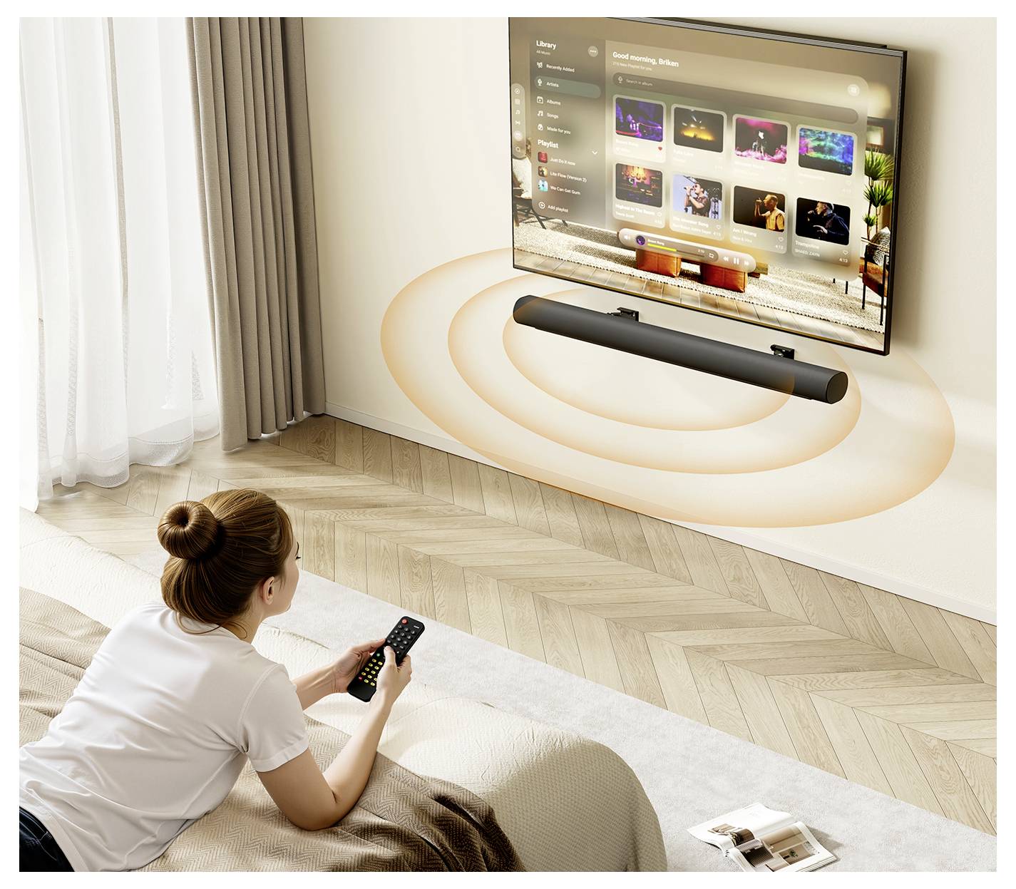 Eine Frau sitzt auf einem Sofa und benutzt eine Fernbedienung, um einen an der Wand montierten Fernseher zu steuern, der einen Startbildschirm mit verschiedenen App-Symbolen anzeigt, neben einer Soundbar.