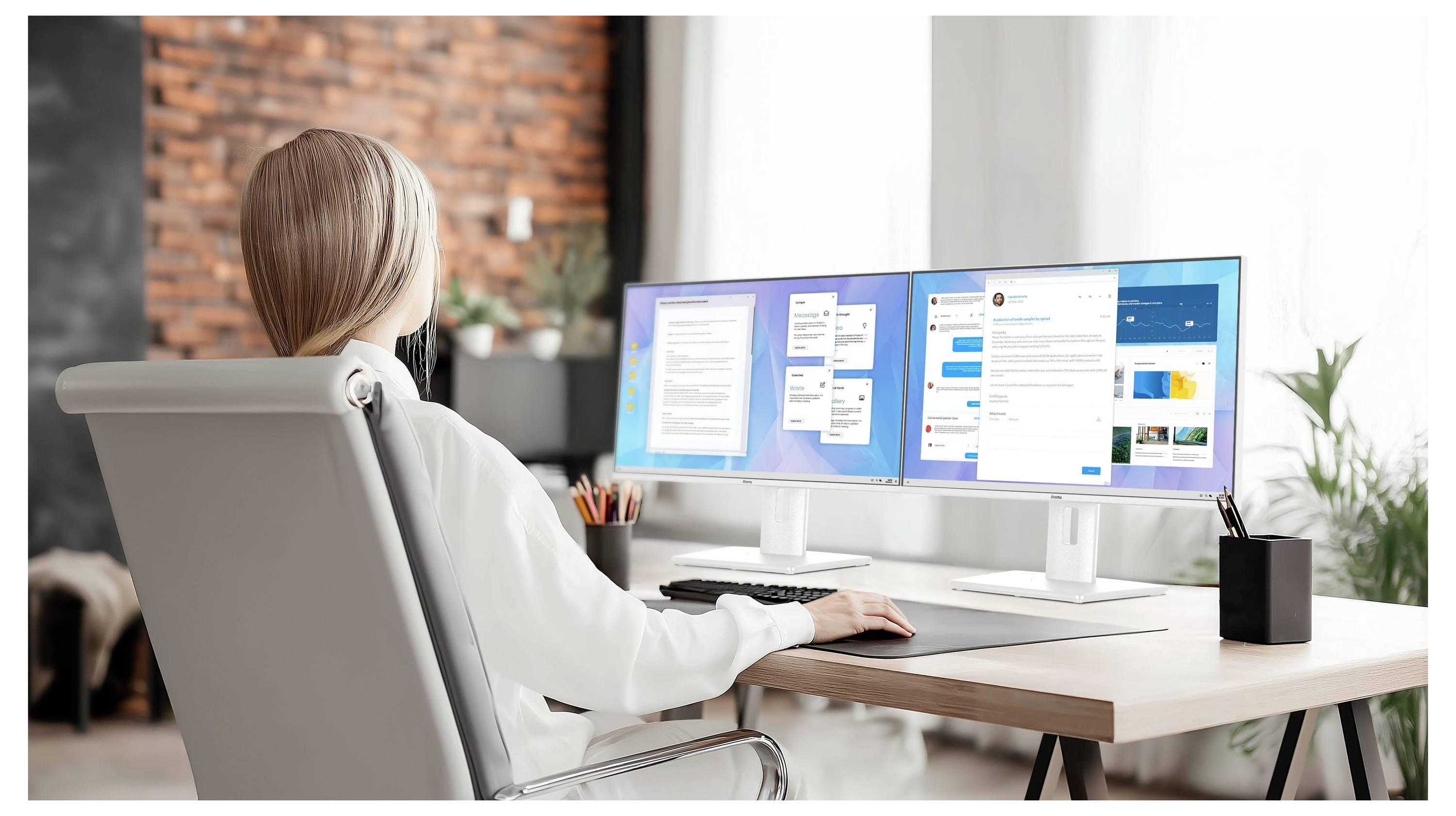 Eine Frau sitzt an einem Schreibtisch mit zwei Monitoren, die Dokumente und Apps anzeigen, in einem hell beleuchteten modernen Homeoffice.