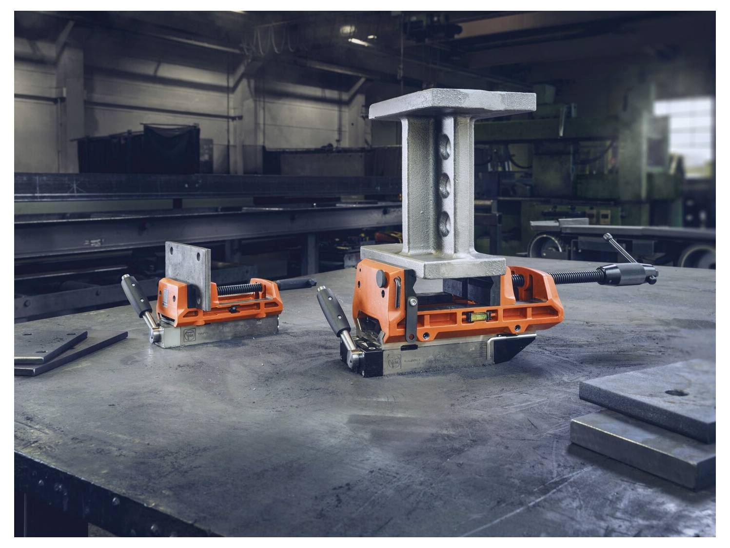 Metallwerkstatt-Szene mit Schweißzwingen, die Metallteile sicher auf einer Werkbank halten, mit Industriewerkzeugen im Hintergrund.