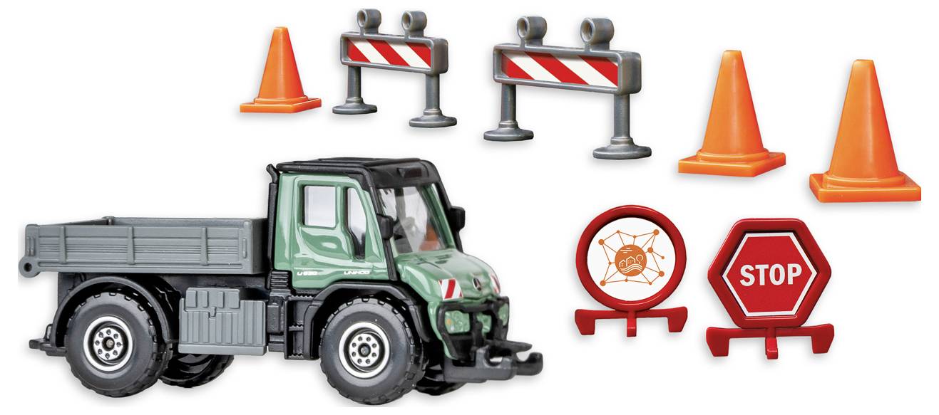 „Vier Modellzugwagen auf Gleisen, jeder zeigt unterschiedliche Farben und Designs: Militärgrün, Himmelblau mit gelbem Streifen, Rot mit DSG-Branding und Dunkelgrün.