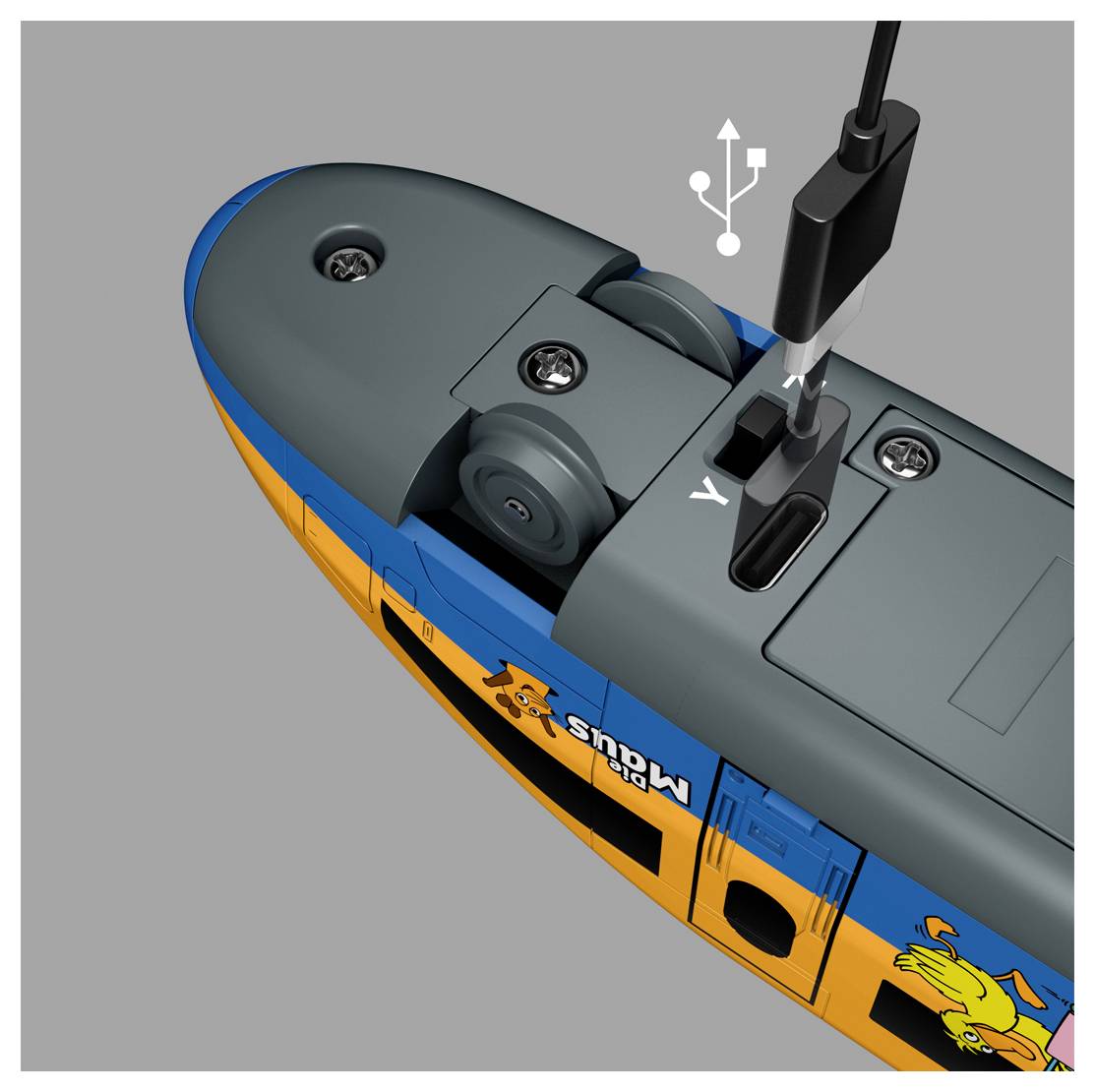 Nahaufnahme eines Ladeanschlusses eines Spielzeugtrennung mit angeschlossenem Kabel. Der Zug ist blau und orange mit Cartoon-Grafiken.