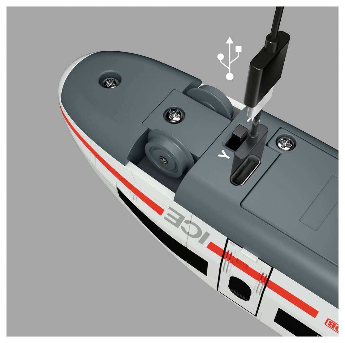 Ein grau-weißer Spielzeugzug, beschriftet mit „ICE