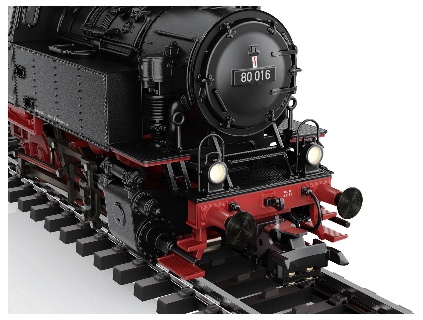 Ein detailliertes Modell einer Vintage-Dampflokomotive in Schwarz und Rot wird auf Eisenbahngleisen gezeigt, wobei der vordere Abschnitt mit sichtbaren Rädern und Scheinwerfern hervorgehoben wird.