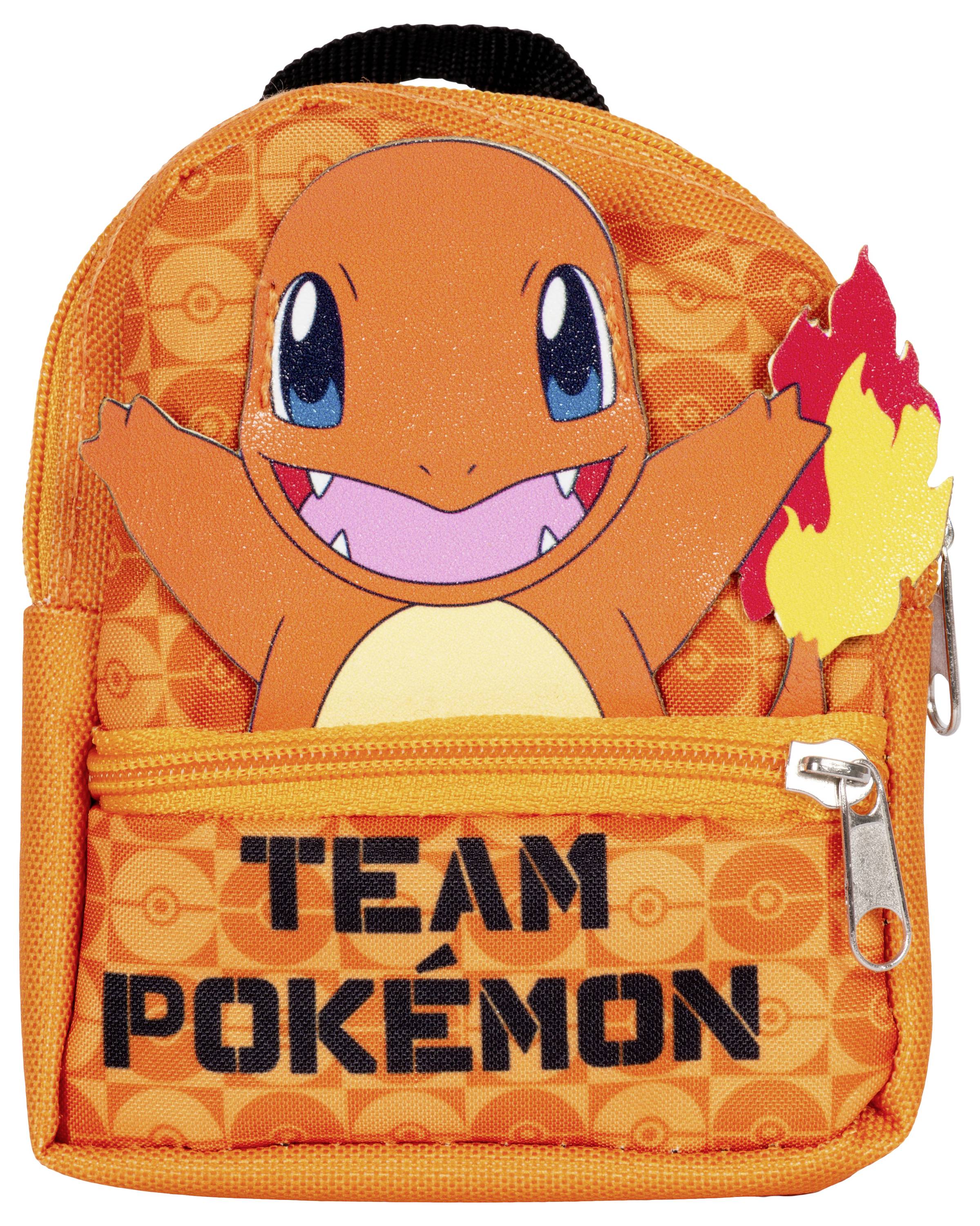 Ein orangefarbener Rucksack mit einer Cartoon-Figur einer fröhlichen drachenähnlichen Kreatur mit blauen Augen und einer Flamme auf dem Schwanz, beschriftet mit 