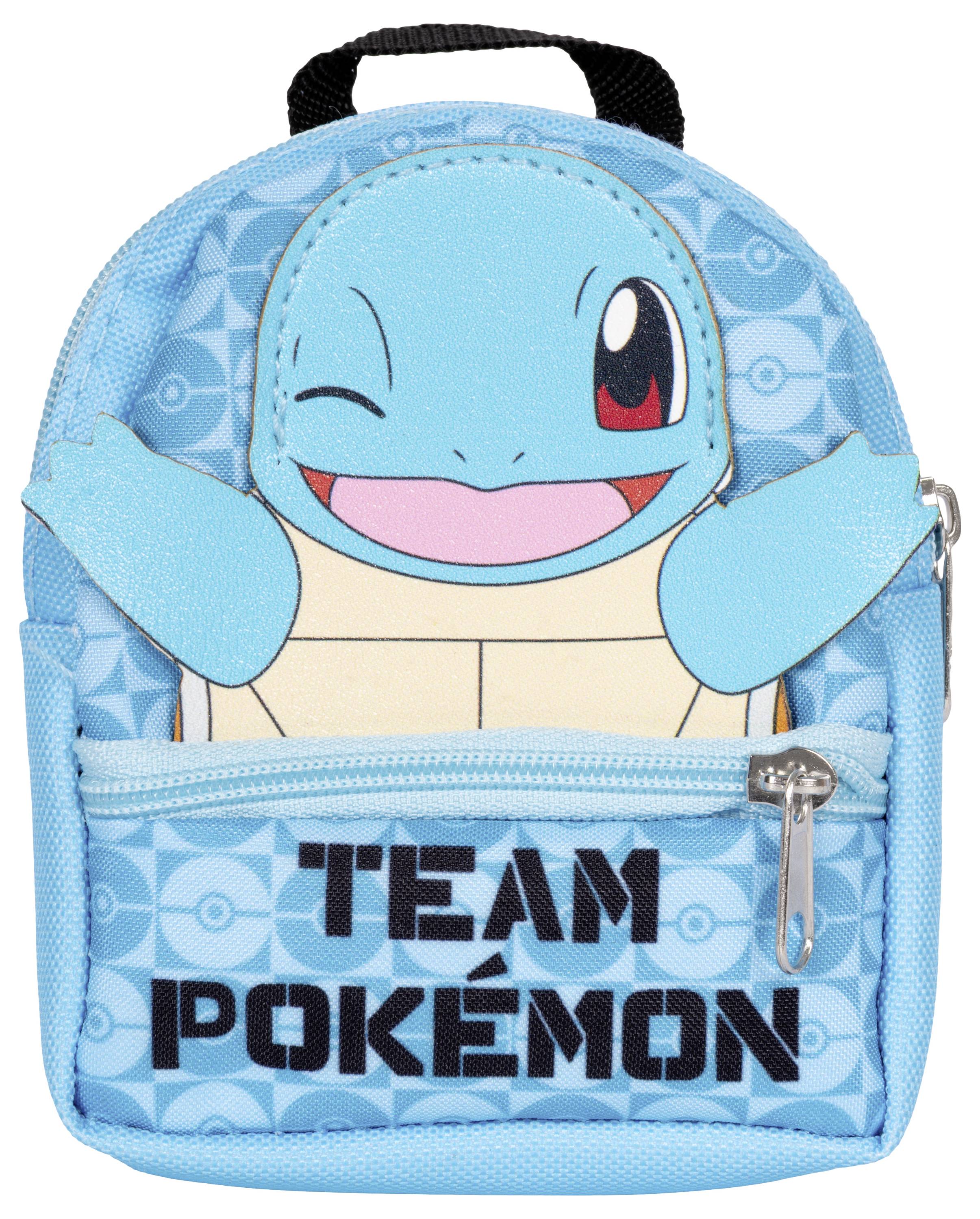 Ein kleiner blauer Rucksack mit einer Cartoon-Schildkröte, die zwinkert, und den Worten „TEAM POKÉMON