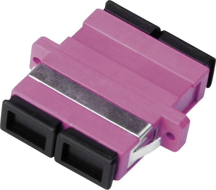 Ein rosafarbener Faseroptik-Adapter mit zwei schwarzen Anschlüssen und einer metallischen Klammer, der zum Verbinden von Faseroptik-Kabeln in Telekommunikationsaufbauten verwendet wird.